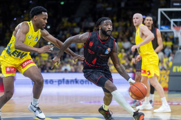 Oldenburg, Niedersachsen, DEU, 23.10.2026, Jordan Jones (rechts, BMA365 Bamberg Baskets) und Jeremy Roach (links, EWE Baskets Oldenburg). EWE Baskets Oldenburg vs. BMA365 Bamberg Baskets. Basketball 1. Basketball-Bundesliga Saison 2026 2027, 6. Spieltag, Grosse EWE Arena. EWE Baskets Oldenburg vs. BMA365 Bamberg Baskets