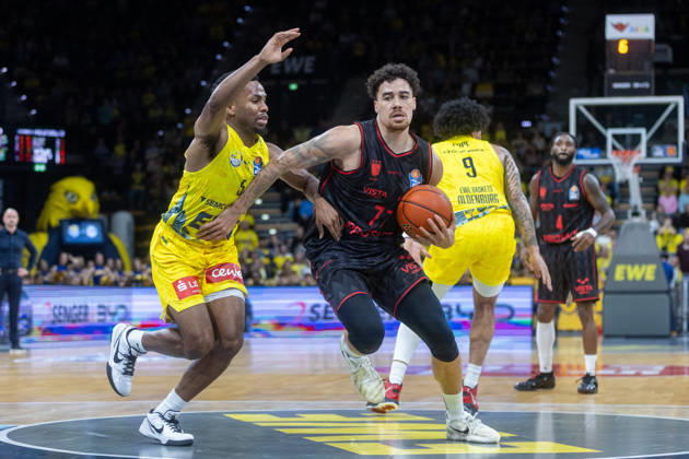 Oldenburg, Niedersachsen, DEU, 23.10.2026, Benjamin Koppke (Mitte, BMA365 Bamberg Baskets), Jeremy Roach (links, EWE Baskets Oldenburg). EWE Baskets Oldenburg vs. BMA365 Bamberg Baskets. Basketball 1. Basketball-Bundesliga Saison 2026 2027, 6. Spieltag, Grosse EWE Arena. EWE Baskets Oldenburg vs. BMA365 Bamberg Baskets