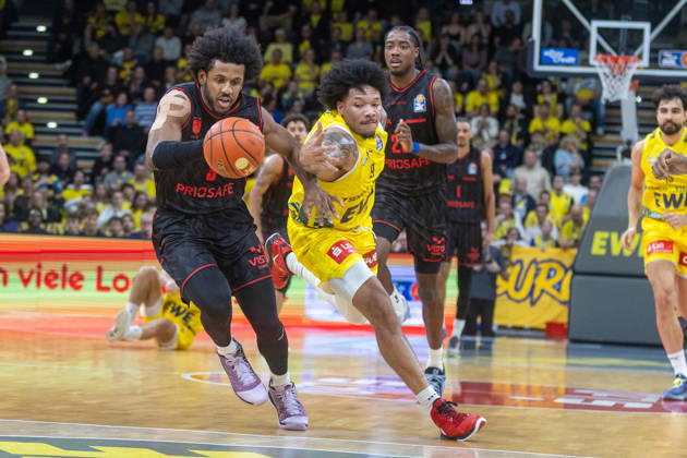Oldenburg, Niedersachsen, DEU, 23.10.2026, Jordan Wright (links, BMA365 Bamberg Baskets) und Tylan Pope (rechts, EWE Baskets Oldenburg). EWE Baskets Oldenburg vs. BMA365 Bamberg Baskets. Basketball 1. Basketball-Bundesliga Saison 2026 2027, 6. Spieltag, Grosse EWE Arena. EWE Baskets Oldenburg vs. BMA365 Bamberg Baskets