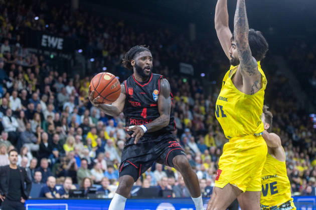 Oldenburg, Niedersachsen, DEU, 23.10.2026, Jordan Jones (links, BMA365 Bamberg Baskets) und Marcel Keßen (rechts, EWE Baskets Oldenburg). EWE Baskets Oldenburg vs. BMA365 Bamberg Baskets. Basketball 1. Basketball-Bundesliga Saison 2026 2027, 6. Spieltag, Grosse EWE Arena. EWE Baskets Oldenburg vs. BMA365 Bamberg Baskets