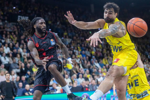 Oldenburg, Niedersachsen, DEU, 23.10.2026, Jordan Jones (links, BMA365 Bamberg Baskets) und Marcel Keßen (rechts, EWE Baskets Oldenburg). EWE Baskets Oldenburg vs. BMA365 Bamberg Baskets. Basketball 1. Basketball-Bundesliga Saison 2026 2027, 6. Spieltag, Grosse EWE Arena. EWE Baskets Oldenburg vs. BMA365 Bamberg Baskets