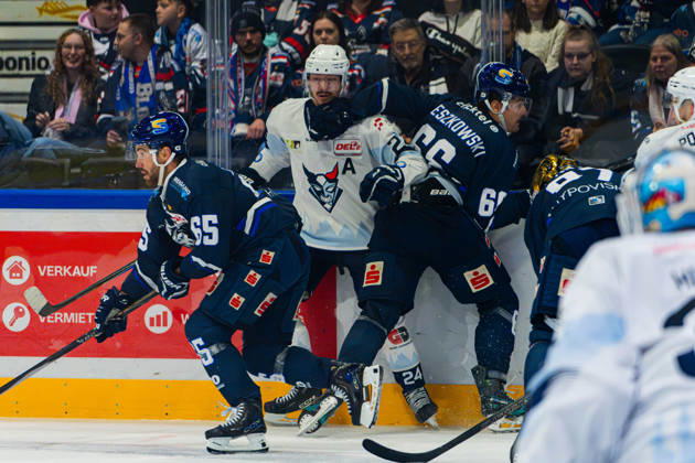 Kassel, Deutschland 22. Oktober 2026: DEL2 - 2026 2027 - Sp. 11 - Kassel Huskies gegen Blue Devils Weiden Im Bild: v. li. im Zweikampf Niklas Postel (BDW) und Darren Mieszkowski (ECK) Probonio Arena Hessen Copyright: xFotostandx xKruczynskix