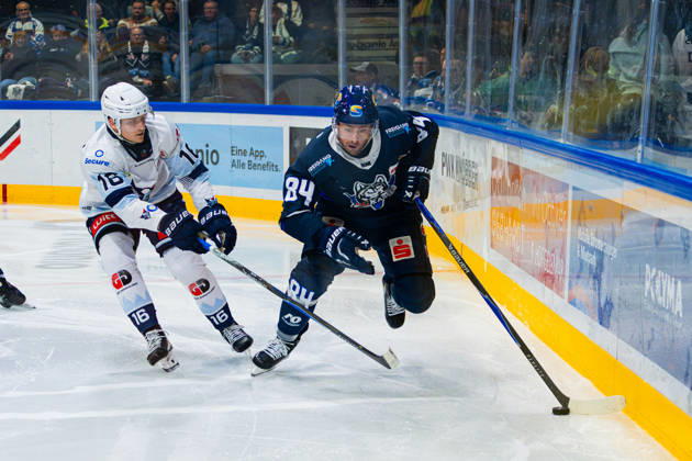 Kassel, Deutschland 22. Oktober 2026: DEL2 - 2026 2027 - Sp. 11 - Kassel Huskies gegen Blue Devils Weiden Im Bild: v. li. im Zweikampf Philipp Faulhaber (BDW) und Christopher Wilkie (ECK) Probonio Arena Hessen Copyright: xFotostandx xKruczynskix