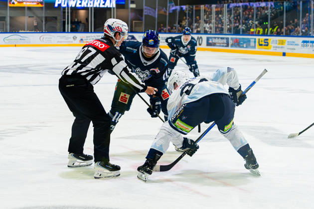 Kassel, Deutschland 22. Oktober 2026: DEL2 - 2026 2027 - Sp. 11 - Kassel Huskies gegen Blue Devils Weiden Im Bild: v. li. im Zweikampf Jake Weidner (ECK) und Niklas Postel (BDW) Probonio Arena Hessen Copyright: xFotostandx xKruczynskix