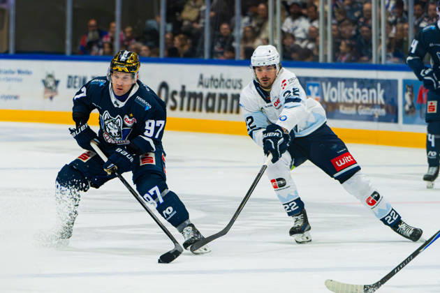 Kassel, Deutschland 22. Oktober 2026: DEL2 - 2026 2027 - Sp. 11 - Kassel Huskies gegen Blue Devils Weiden Im Bild: v. li. im Zweikampf Matt White (ECK) und Yuma Grimm (BDW) Probonio Arena Hessen Copyright: xFotostandx xKruczynskix
