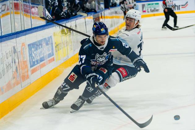 Kassel, Deutschland 22. Oktober 2026: DEL2 - 2026 2027 - Sp. 11 - Kassel Huskies gegen Blue Devils Weiden Im Bild: v. li. im Zweikampf Michael Bartuli (ECK) und Charlie Jahnke (BDW) Probonio Arena Hessen Copyright: xFotostandx xKruczynskix