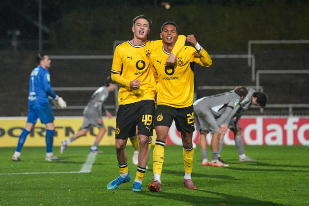 Freitag, 23.10.2026 Saison 2026 2027 14. Spieltag Regionalliga West im Stadion Rote Erde, Dortmund, Germany. BV Borussia Dortmund U23 - Bonner SC. Torjubel nach dem 2:0 durch Kevin Mutove (BVB). Luca Reggiani (BVB)