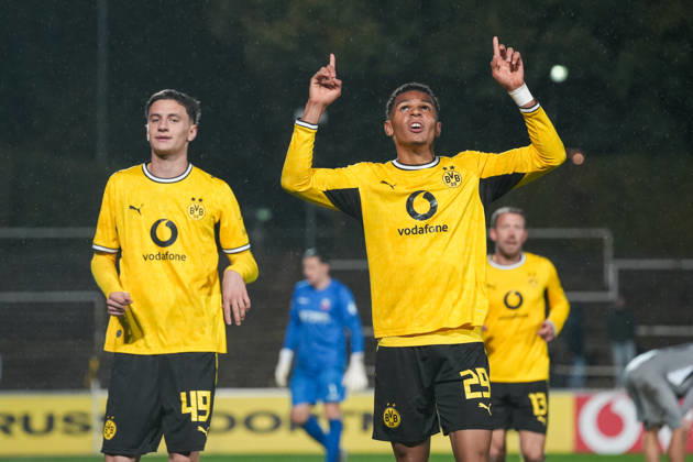 Freitag, 23.10.2026 Saison 2026 2027 14. Spieltag Regionalliga West im Stadion Rote Erde, Dortmund, Germany. BV Borussia Dortmund U23 - Bonner SC. Torjubel nach dem 2:0 durch Kevin Mutove (BVB)
