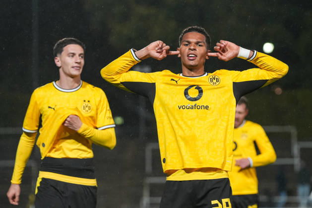 Freitag, 23.10.2026 Saison 2026 2027 14. Spieltag Regionalliga West im Stadion Rote Erde, Dortmund, Germany. BV Borussia Dortmund U23 - Bonner SC. Torjubel nach dem 2:0 durch Kevin Mutove (BVB)