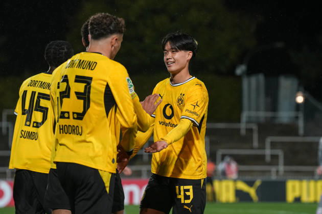 Freitag, 23.10.2026 Saison 2026 2027 14. Spieltag Regionalliga West im Stadion Rote Erde, Dortmund, Germany. BV Borussia Dortmund U23 - Bonner SC. Torjubel nach dem 2:0 durch Kevin Mutove (BVB). Takato Yamamoto (BVB)