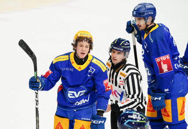23.10.2026. Zug Schweiz. Eishockey Herren Saison 2026-2027 EV Zug - HC Lausanne. Bild. Vinzenz Rohrer Topscorer EV Zug muss auf die Strafbank. Rechts Tobias Geisser EV Zug. Aktion