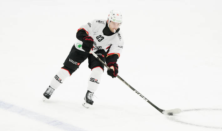 23.10.2026. Zug Schweiz. Eishockey Herren Saison 2026-2027 EV Zug - HC Lausanne. Bild. Philipp Kurashev HC Lausanne Aktion Einzelbild