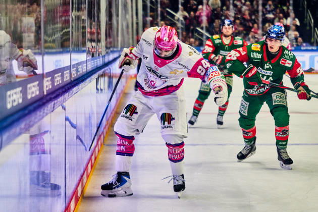 Liam Kirk (Eisbaeren Berlin, 94), Philipp Krauss (Augsburger Panther, 20), GER, Eisbaeren Berlin vs. Augsburger Panther, Eishockey Herren, Deutsche Eishockey Liga, DEL, Saison 2026 27, 11. Spieltag, 23.10.2026 GER, Eisbaeren Berlin vs. Augsburger Panther, Eishockey Herren, Deutsche Eishockey Liga, DEL, Saison 2026 27, 11. Spieltag, Berlin