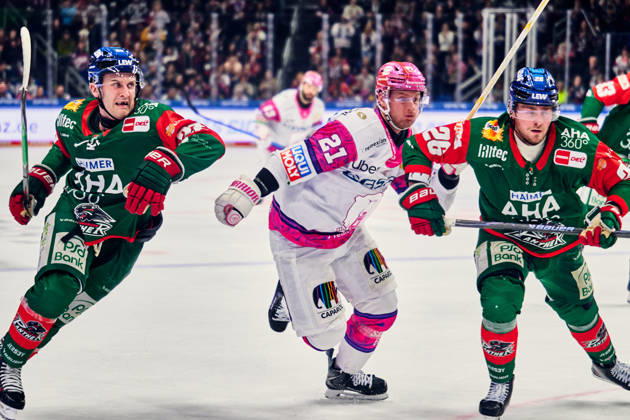 Noel Hoefenmayer (Augsburger Panther, 22), Manuel Wiederer (Eisbaeren Berlin, 21), Alexander Blank (Augsburger Panther, 26), GER, Eisbaeren Berlin vs. Augsburger Panther, Eishockey Herren, Deutsche Eishockey Liga, DEL, Saison 2026 27, 11. Spieltag, 23.10.2026 GER, Eisbaeren Berlin vs. Augsburger Panther, Eishockey Herren, Deutsche Eishockey Liga, DEL, Saison 2026 27, 11. Spieltag, Berlin