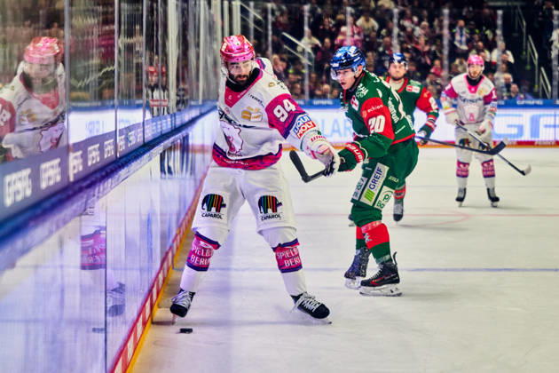 Liam Kirk (Eisbaeren Berlin, 94), Philipp Krauss (Augsburger Panther, 20), GER, Eisbaeren Berlin vs. Augsburger Panther, Eishockey Herren, Deutsche Eishockey Liga, DEL, Saison 2026 27, 11. Spieltag, 23.10.2026 GER, Eisbaeren Berlin vs. Augsburger Panther, Eishockey Herren, Deutsche Eishockey Liga, DEL, Saison 2026 27, 11. Spieltag, Berlin