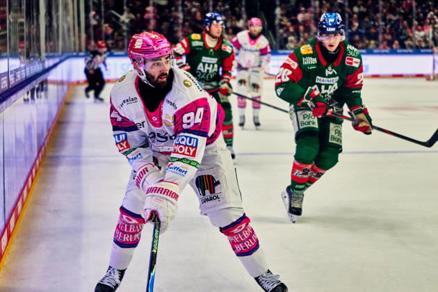 Liam Kirk (Eisbaeren Berlin, 94), Philipp Krauss (Augsburger Panther, 20), GER, Eisbaeren Berlin vs. Augsburger Panther, Eishockey Herren, Deutsche Eishockey Liga, DEL, Saison 2026 27, 11. Spieltag, 23.10.2026 GER, Eisbaeren Berlin vs. Augsburger Panther, Eishockey Herren, Deutsche Eishockey Liga, DEL, Saison 2026 27, 11. Spieltag, Berlin