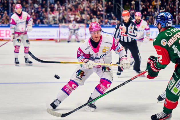 Manuel Wiederer (Eisbaeren Berlin, 21), Noel Hoefenmayer (Augsburger Panther, 22), GER, Eisbaeren Berlin vs. Augsburger Panther, Eishockey Herren, Deutsche Eishockey Liga, DEL, Saison 2026 27, 11. Spieltag, 23.10.2026 GER, Eisbaeren Berlin vs. Augsburger Panther, Eishockey Herren, Deutsche Eishockey Liga, DEL, Saison 2026 27, 11. Spieltag, Berlin