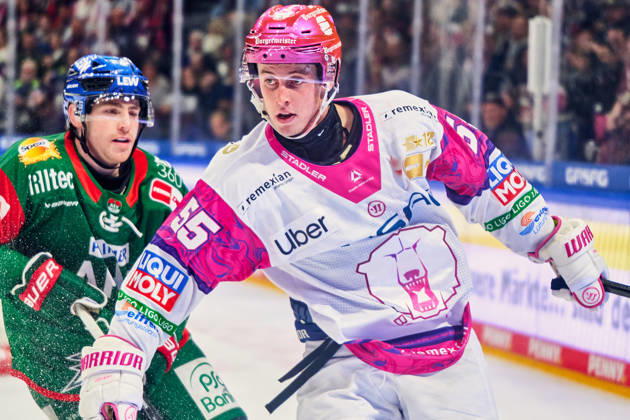 Kyle Mayhew (Augsburger Panther, 27), Jean-Luc Foudy (Eisbaeren Berlin, 55), GER, Eisbaeren Berlin vs. Augsburger Panther, Eishockey Herren, Deutsche Eishockey Liga, DEL, Saison 2026 27, 11. Spieltag, 23.10.2026 GER, Eisbaeren Berlin vs. Augsburger Panther, Eishockey Herren, Deutsche Eishockey Liga, DEL, Saison 2026 27, 11. Spieltag, Berlin