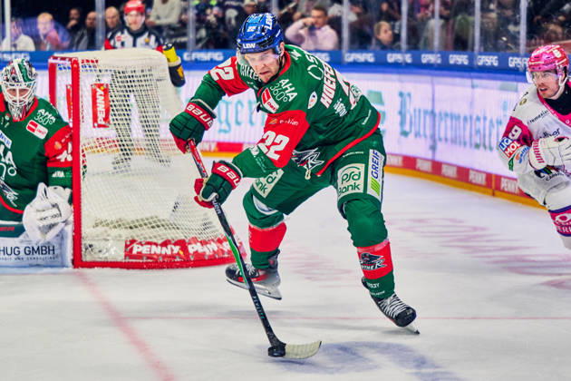 Noel Hoefenmayer (Augsburger Panther, 22), Ty Ronning (Eisbaeren Berlin, 09), GER, Eisbaeren Berlin vs. Augsburger Panther, Eishockey Herren, Deutsche Eishockey Liga, DEL, Saison 2026 27, 11. Spieltag, 23.10.2026 GER, Eisbaeren Berlin vs. Augsburger Panther, Eishockey Herren, Deutsche Eishockey Liga, DEL, Saison 2026 27, 11. Spieltag, Berlin