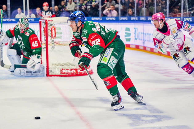 Noel Hoefenmayer (Augsburger Panther, 22), Ty Ronning (Eisbaeren Berlin, 09), Tobias Ancicka (Augsburger Panther, 45), GER, Eisbaeren Berlin vs. Augsburger Panther, Eishockey Herren, Deutsche Eishockey Liga, DEL, Saison 2026 27, 11. Spieltag, 23.10.2026 GER, Eisbaeren Berlin vs. Augsburger Panther, Eishockey Herren, Deutsche Eishockey Liga, DEL, Saison 2026 27, 11. Spieltag, Berlin