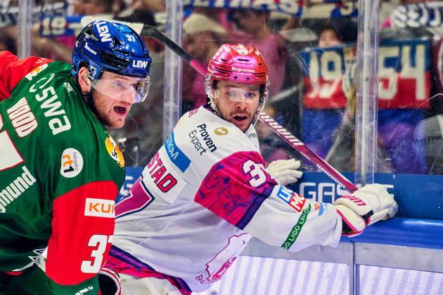Kyle Wood (Augsburger Panther, 37), Markus Vikingstad (Eisbaeren Berlin, 37), GER, Eisbaeren Berlin vs. Augsburger Panther, Eishockey Herren, Deutsche Eishockey Liga, DEL, Saison 2026 27, 11. Spieltag, 23.10.2026 GER, Eisbaeren Berlin vs. Augsburger Panther, Eishockey Herren, Deutsche Eishockey Liga, DEL, Saison 2026 27, 11. Spieltag, Berlin