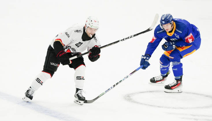 23.10.2026. Zug Schweiz. Eishockey Herren Saison 2026-2027 EV Zug - HC Lausanne. Bild. Philipp Kurashev HC Lausanne gegen Robin Nico Antenen EV Zug Aktion Zweikampf