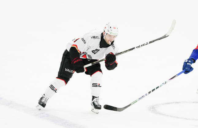 23.10.2026. Zug Schweiz. Eishockey Herren Saison 2026-2027 EV Zug - HC Lausanne. Bild. Philipp Kurashev HC Lausanne Aktion Einzelbild