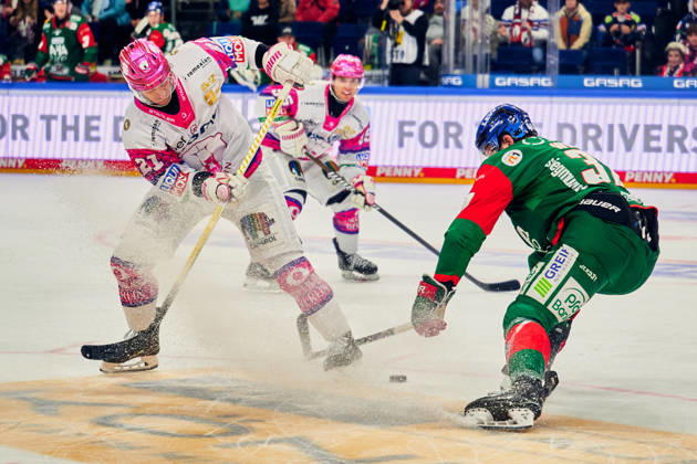 Manuel Wiederer (Eisbaeren Berlin, 21), Kyle Wood (Augsburger Panther, 37), Frederik Tiffels (Eisbaeren Berlin, 95), GER, Eisbaeren Berlin vs. Augsburger Panther, Eishockey Herren, Deutsche Eishockey Liga, DEL, Saison 2026 27, 11. Spieltag, 23.10.2026 GER, Eisbaeren Berlin vs. Augsburger Panther, Eishockey Herren, Deutsche Eishockey Liga, DEL, Saison 2026 27, 11. Spieltag, Berlin