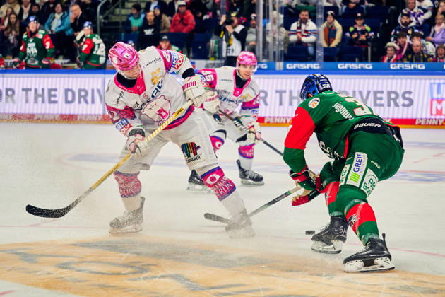 Manuel Wiederer (Eisbaeren Berlin, 21), Kyle Wood (Augsburger Panther, 37), Frederik Tiffels (Eisbaeren Berlin, 95), GER, Eisbaeren Berlin vs. Augsburger Panther, Eishockey Herren, Deutsche Eishockey Liga, DEL, Saison 2026 27, 11. Spieltag, 23.10.2026 GER, Eisbaeren Berlin vs. Augsburger Panther, Eishockey Herren, Deutsche Eishockey Liga, DEL, Saison 2026 27, 11. Spieltag, Berlin