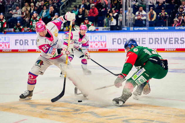 Manuel Wiederer (Eisbaeren Berlin, 21), Kyle Wood (Augsburger Panther, 37), Frederik Tiffels (Eisbaeren Berlin, 95), GER, Eisbaeren Berlin vs. Augsburger Panther, Eishockey Herren, Deutsche Eishockey Liga, DEL, Saison 2026 27, 11. Spieltag, 23.10.2026 GER, Eisbaeren Berlin vs. Augsburger Panther, Eishockey Herren, Deutsche Eishockey Liga, DEL, Saison 2026 27, 11. Spieltag, Berlin