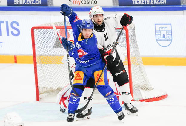 23.10.2026. Zug Schweiz. Eishockey Herren Saison 2026-2027 EV Zug - HC Lausanne. Bild. Andreas Wingerli EV Zug gegen Inaki Baragano HC Lausanne hinten Aktion Einzelbild