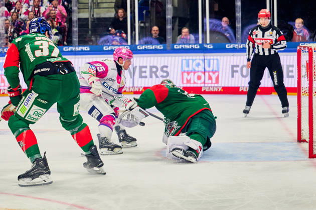 Frederik Tiffels (Eisbaeren Berlin, 95), Torschuss, Tobias Ancicka (Augsburger Panther, 45), Kyle Wood (Augsburger Panther, 37), GER, Eisbaeren Berlin vs. Augsburger Panther, Eishockey Herren, Deutsche Eishockey Liga, DEL, Saison 2026 27, 11. Spieltag, 23.10.2026 GER, Eisbaeren Berlin vs. Augsburger Panther, Eishockey Herren, Deutsche Eishockey Liga, DEL, Saison 2026 27, 11. Spieltag, Berlin