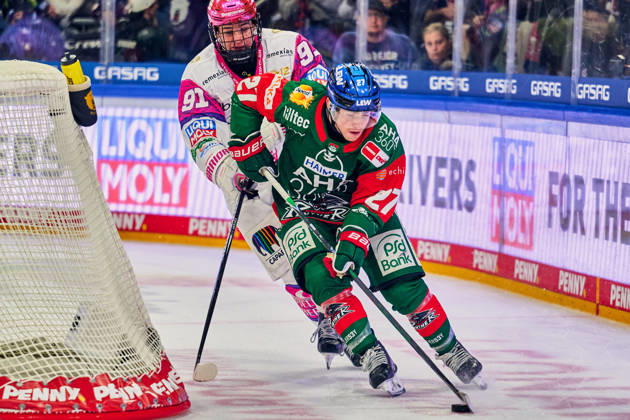 Tobias Krestan (Eisbaeren Berlin, 91), Kyle Mayhew (Augsburger Panther, 27), GER, Eisbaeren Berlin vs. Augsburger Panther, Eishockey Herren, Deutsche Eishockey Liga, DEL, Saison 2026 27, 11. Spieltag, 23.10.2026 GER, Eisbaeren Berlin vs. Augsburger Panther, Eishockey Herren, Deutsche Eishockey Liga, DEL, Saison 2026 27, 11. Spieltag, Berlin