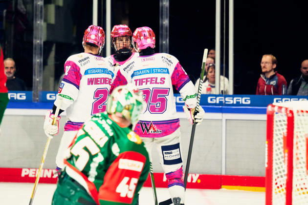Tor Eisbaeren Berlin, Manuel Wiederer (Eisbaeren Berlin, 21), Frederik Tiffels (Eisbaeren Berlin, 95), Tobias Krestan (Eisbaeren Berlin, 91), GER, Eisbaeren Berlin vs. Augsburger Panther, Eishockey Herren, Deutsche Eishockey Liga, DEL, Saison 2026 27, 11. Spieltag, 23.10.2026 GER, Eisbaeren Berlin vs. Augsburger Panther, Eishockey Herren, Deutsche Eishockey Liga, DEL, Saison 2026 27, 11. Spieltag, Berlin