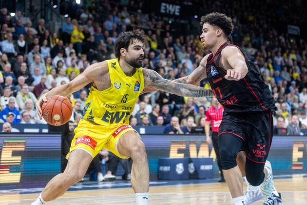 Oldenburg, Niedersachsen, DEU, 23.10.2026, Marcel Keßen (links, EWE Baskets Oldenburg) und Joshua Obiesie (rechts, BMA365 Bamberg Baskets), EWE Baskets Oldenburg vs. BMA365 Bamberg Baskets. Basketball 1. Basketball-Bundesliga Saison 2026 2027, 6. Spieltag, Grosse EWE Arena. EWE Baskets Oldenburg vs. BMA365 Bamberg Baskets