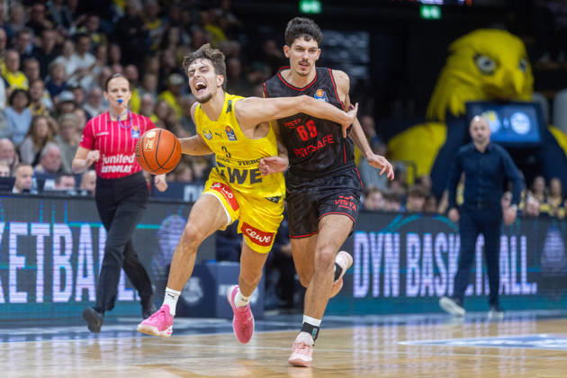 Oldenburg, Niedersachsen, DEU, 23.10.2026, Zachary Ensminger (links, EWE Baskets Oldenburg) und Yuval Hochstadter (rechts, BMA365 Bamberg Baskets). EWE Baskets Oldenburg vs. BMA365 Bamberg Baskets. Basketball 1. Basketball-Bundesliga Saison 2026 2027, 6. Spieltag, Grosse EWE Arena. EWE Baskets Oldenburg vs. BMA365 Bamberg Baskets
