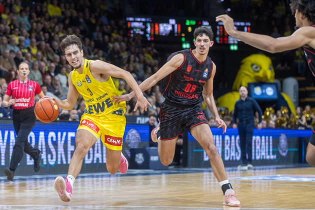 Oldenburg, Niedersachsen, DEU, 23.10.2026, Zachary Ensminger (links, EWE Baskets Oldenburg) und Yuval Hochstadter (rechts, BMA365 Bamberg Baskets). EWE Baskets Oldenburg vs. BMA365 Bamberg Baskets. Basketball 1. Basketball-Bundesliga Saison 2026 2027, 6. Spieltag, Grosse EWE Arena. EWE Baskets Oldenburg vs. BMA365 Bamberg Baskets