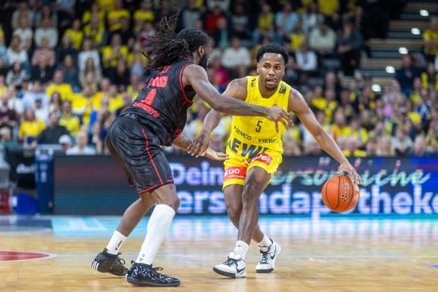 Oldenburg, Niedersachsen, DEU, 23.10.2026, Jeremy Roach (rechts, EWE Baskets Oldenburg) und Jordan Jones (links, BMA365 Bamberg Baskets). EWE Baskets Oldenburg vs. BMA365 Bamberg Baskets. Basketball 1. Basketball-Bundesliga Saison 2026 2027, 6. Spieltag, Grosse EWE Arena. EWE Baskets Oldenburg vs. BMA365 Bamberg Baskets