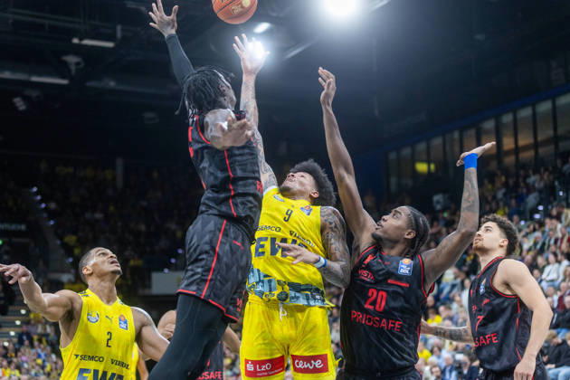 Oldenburg, Niedersachsen, DEU, 23.10.2026, Tylan Pope (links, EWE Baskets Oldenburg) und Hason Ward (rechts, BMA365 Bamberg Baskets). EWE Baskets Oldenburg vs. BMA365 Bamberg Baskets. Basketball 1. Basketball-Bundesliga Saison 2026 2027, 6. Spieltag, Grosse EWE Arena. EWE Baskets Oldenburg vs. BMA365 Bamberg Baskets