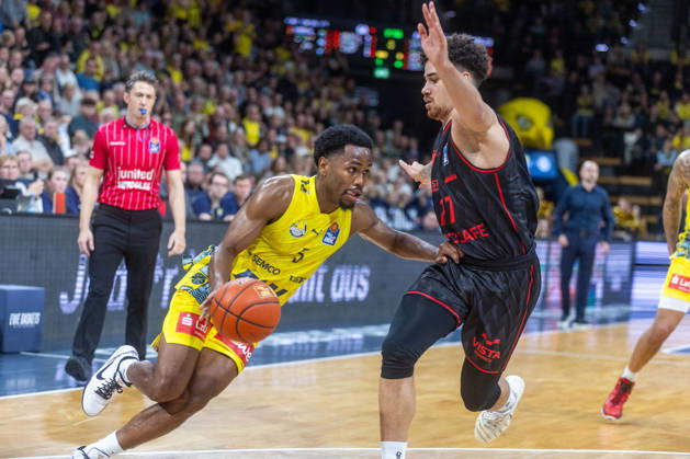 Oldenburg, Niedersachsen, DEU, 23.10.2026, Jeremy Roach (links, EWE Baskets Oldenburg) und Joshua Obiesie (rechts, BMA365 Bamberg Baskets). EWE Baskets Oldenburg vs. BMA365 Bamberg Baskets. Basketball 1. Basketball-Bundesliga Saison 2026 2027, 6. Spieltag, Grosse EWE Arena. EWE Baskets Oldenburg vs. BMA365 Bamberg Baskets