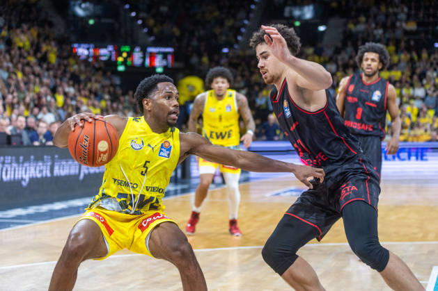 Oldenburg, Niedersachsen, DEU, 23.10.2026, Jeremy Roach (links, EWE Baskets Oldenburg) und Joshua Obiesie (rechts, BMA365 Bamberg Baskets). EWE Baskets Oldenburg vs. BMA365 Bamberg Baskets. Basketball 1. Basketball-Bundesliga Saison 2026 2027, 6. Spieltag, Grosse EWE Arena. EWE Baskets Oldenburg vs. BMA365 Bamberg Baskets