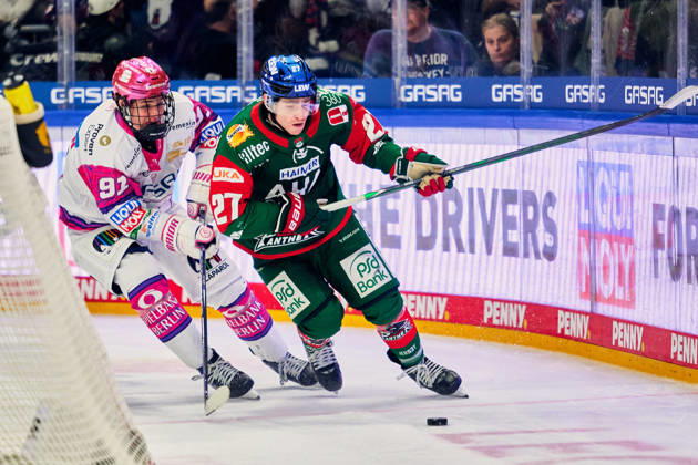 Tobias Krestan (Eisbaeren Berlin, 91), Kyle Mayhew (Augsburger Panther, 27), GER, Eisbaeren Berlin vs. Augsburger Panther, Eishockey Herren, Deutsche Eishockey Liga, DEL, Saison 2026 27, 11. Spieltag, 23.10.2026 GER, Eisbaeren Berlin vs. Augsburger Panther, Eishockey Herren, Deutsche Eishockey Liga, DEL, Saison 2026 27, 11. Spieltag, Berlin