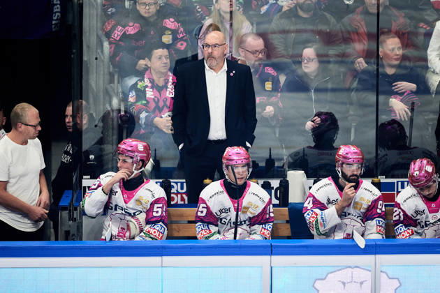Eric Dubois (Eisbaeren Berlin, Cheftrainer), Jean-Luc Foudy (Eisbaeren Berlin, 55), Frederik Tiffels (Eisbaeren Berlin, 95), Liam Kirk (Eisbaeren Berlin, 94), Rihards Griva (Eisbaeren Berlin, 23), GER, Eisbaeren Berlin vs. Augsburger Panther, Eishockey Herren, Deutsche Eishockey Liga, DEL, Saison 2026 27, 11. Spieltag, 23.10.2026 GER, Eisbaeren Berlin vs. Augsburger Panther, Eishockey Herren, Deutsche Eishockey Liga, DEL, Saison 2026 27, 11. Spieltag, Berlin