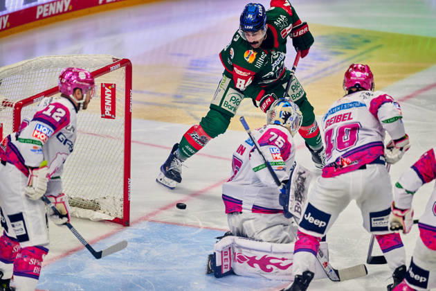 Trevor Parkes (Augsburger Panther, 84), Jonas Neffin (Eisbaeren Berlin, 75), Korbinian Geibel (Eisbaeren Berlin, 40), Eric Mik (Eisbaeren Berlin, 12), GER, Eisbaeren Berlin vs. Augsburger Panther, Eishockey Herren, Deutsche Eishockey Liga, DEL, Saison 2026 27, 11. Spieltag, 23.10.2026 GER, Eisbaeren Berlin vs. Augsburger Panther, Eishockey Herren, Deutsche Eishockey Liga, DEL, Saison 2026 27, 11. Spieltag, Berlin