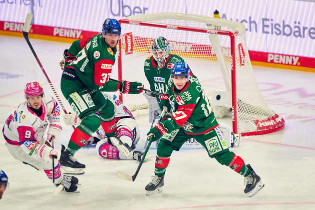 Kyle Wood (Augsburger Panther, 37), Kyle Mayhew (Augsburger Panther, 27), Tobias Ancicka (Augsburger Panther, 45), Ty Ronning (Eisbaeren Berlin, 09), GER, Eisbaeren Berlin vs. Augsburger Panther, Eishockey Herren, Deutsche Eishockey Liga, DEL, Saison 2026 27, 11. Spieltag, 23.10.2026 GER, Eisbaeren Berlin vs. Augsburger Panther, Eishockey Herren, Deutsche Eishockey Liga, DEL, Saison 2026 27, 11. Spieltag, Berlin
