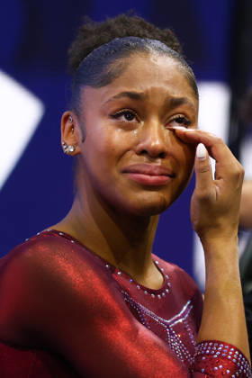 October 23, 2026, Rotterdam, Zuid-Holland, Netherlands: SKYE BLAKELY of USA celebrates winning the Women s All-Around Final of the 54th Artistic Gymnastics World Championships at the Ahoy Arena in Rotterdam, Netherlands. Gymnastics 2026: Artistic World Championships: Women s All-Around Final  - ZUMAc179 20261023_zep_c179_023 Copyright: xMickaelxChavetx