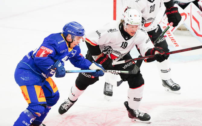 23.10.2026. Zug Schweiz. Eishockey Herren Saison 2026-2027 EV Zug - HC Lausanne. Bild. Andreas Wingerli EV Zug gegen 19 Taylor Raymond Fust Lausanne HC Aktion Einuelbild