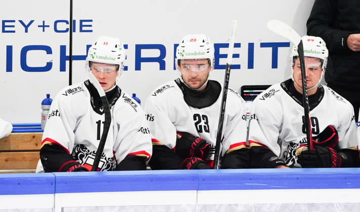 23.10.2026. Zug Schweiz. Eishockey Herren Saison 2026-2027 EV Zug - HC Lausanne. Bild. 11 Antti Suomela,23 Philipp Kurashev,89 Stefan Ruegsegger alle Lausanne HC Aktion Einzelbild