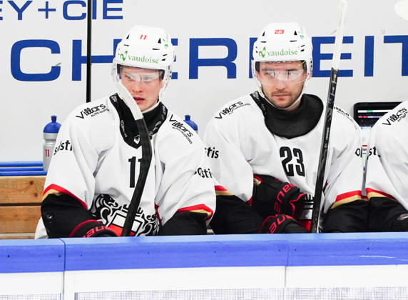 23.10.2026. Zug Schweiz. Eishockey Herren Saison 2026-2027 EV Zug - HC Lausanne. Bild. 11 Antti Suomela,23 Philipp Kurashev, alle Lausanne HC Aktion