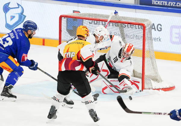 23.10.2026. Zug Schweiz. Eishockey Herren Saison 2026-2027 EV Zug - HC Lausanne. Bild. Torhueter Ewan Huet Lausanne HC Aktion